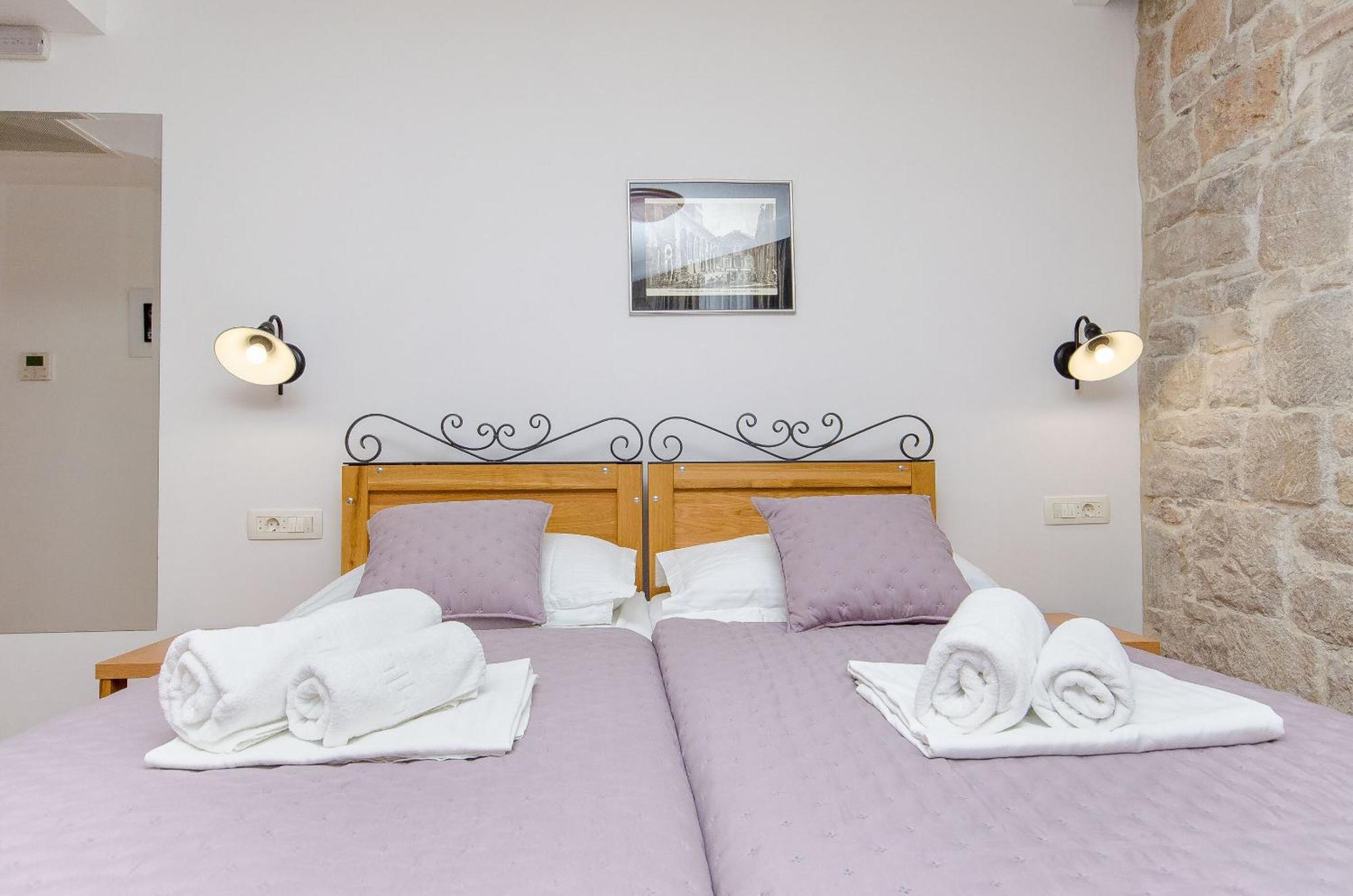 Deluxe Room,1765403705:JPEG