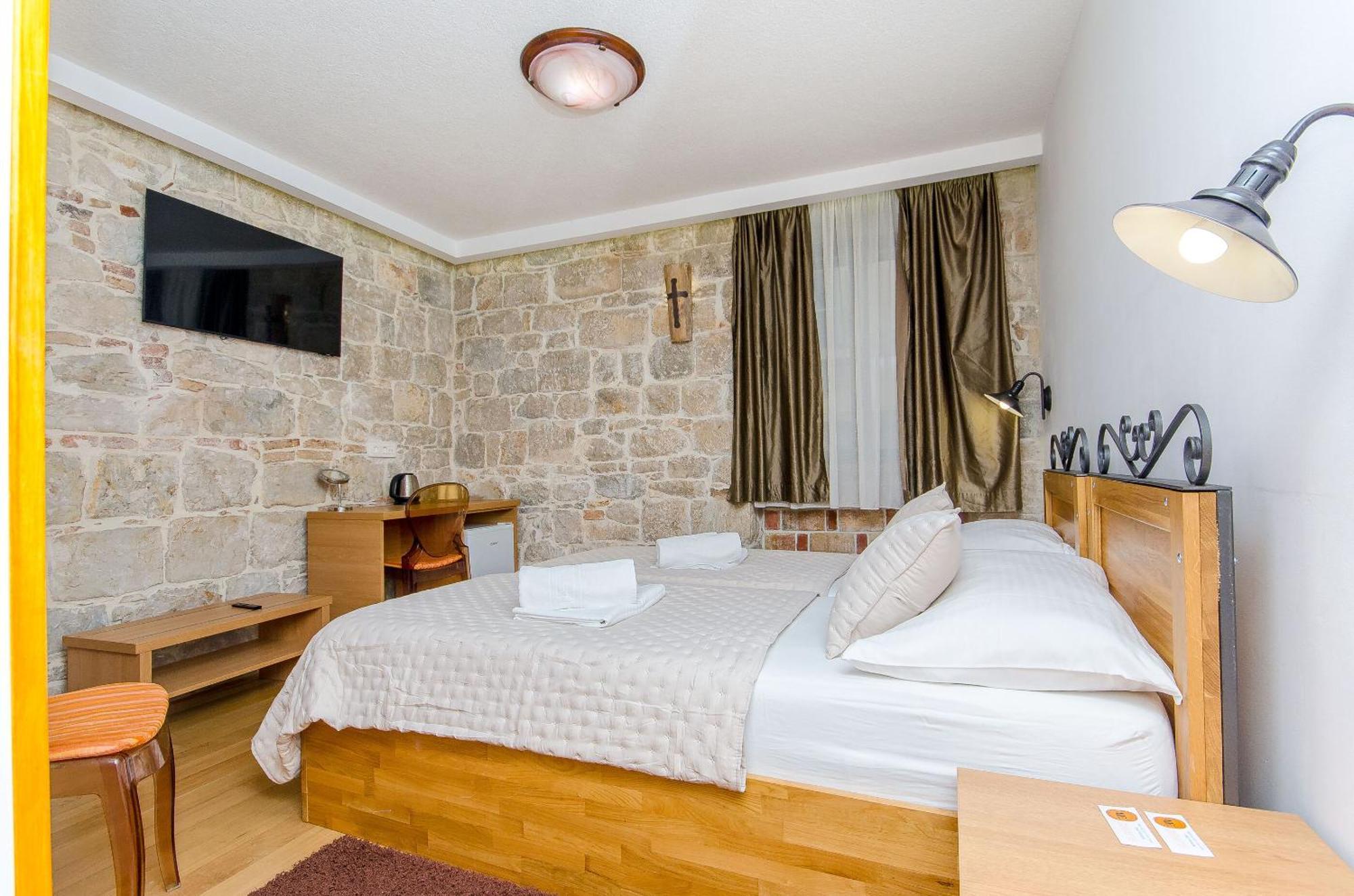 Double Room,1765403677:JPEG
