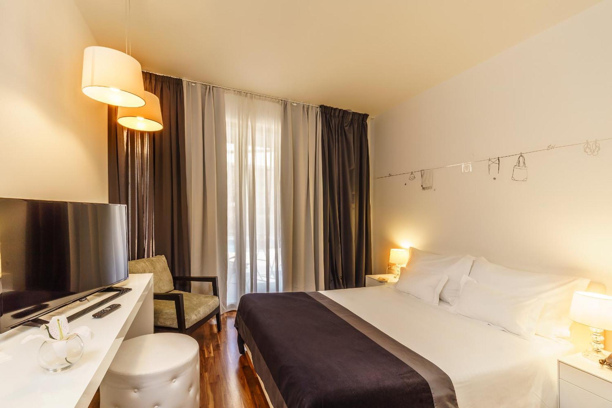 Double Room with Pool View and Patio
